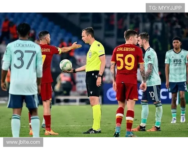 罗杰斯质疑VAR决策为何不让主裁判亲自查看误判情况 罗杰斯质疑VAR决策为何不让主裁判亲自查看误判情况